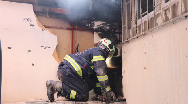 KAFE BAHÇESİNDE ÇIKAN YANGIN PANİĞE NEDEN OLDU