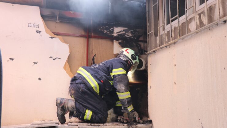 KAFE BAHÇESİNDE ÇIKAN YANGIN PANİĞE NEDEN OLDU