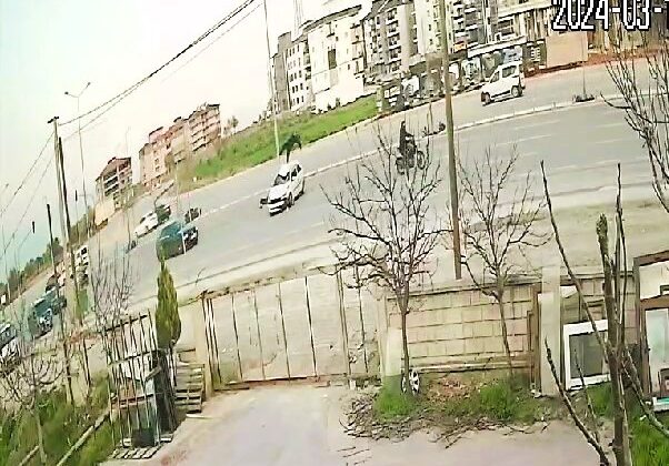 OTOMOBİLİN ÇARPTIĞI YAYA METRELERCE SAVRULUP FECİ ŞEKİLDE CAN VERDİ