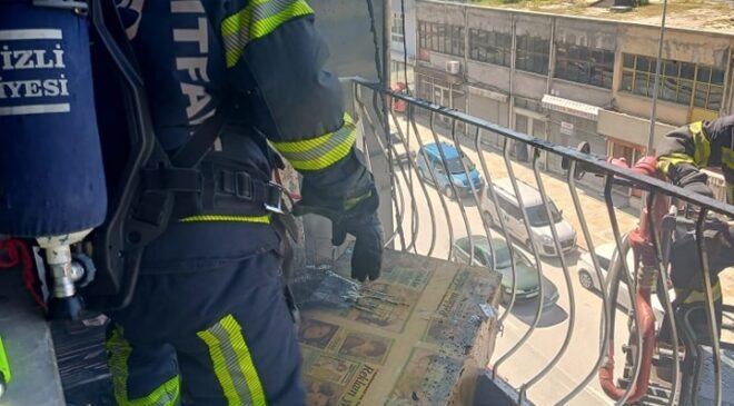 YANAN EVDE 4 KİŞİ MAHSUR KALDI