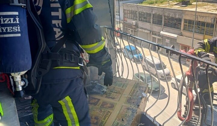 YANAN EVDE 4 KİŞİ MAHSUR KALDI