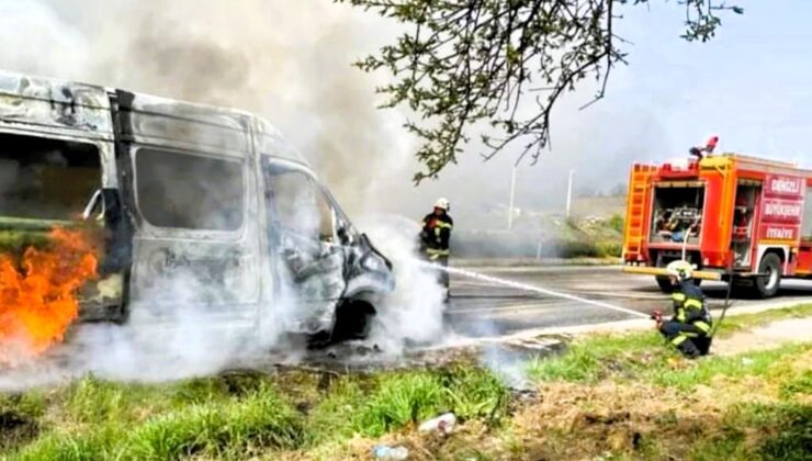 SEYİR HALİNDEKİ MİNİBÜSTEN GERİYE METAL YIĞINI KALDI