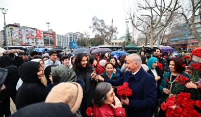 BAŞKAN ZOLAN’DAN KADINLARA KIRMIZI KARANFİL