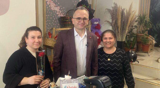 BAŞKAN ADAYI HAKAN KAYA 8 MART KADINLAR GÜNÜ’NDE KARANFİL HEDİYE ETTİ