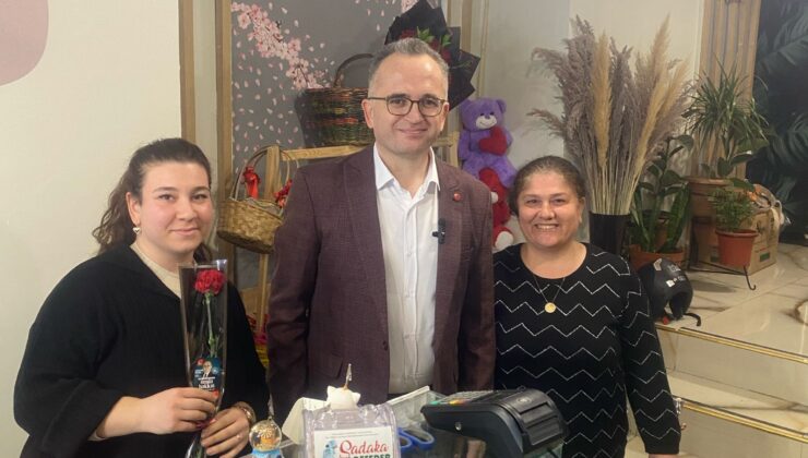 BAŞKAN ADAYI HAKAN KAYA 8 MART KADINLAR GÜNÜ’NDE KARANFİL HEDİYE ETTİ