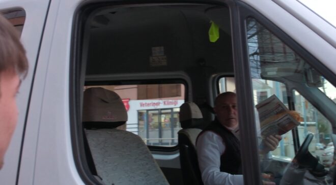 İFTAR ZAMANI TRAFİKTE KALANLARIN PİDESİ ERTEMUR’DAN