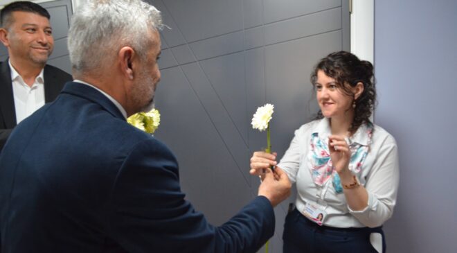 BERBEROĞLU’NDAN SAĞLIK ÇALIŞANLARINA ÇİÇEKLİ KUTLAMA