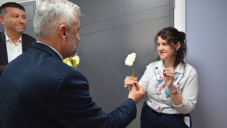 BERBEROĞLU’NDAN SAĞLIK ÇALIŞANLARINA ÇİÇEKLİ KUTLAMA