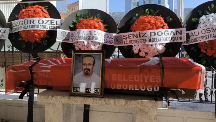 CHP’NİN ÇÖKEN BALKONUNDAN DÜŞÜP ÖLEN İLÇE BAŞKAN YARDIMCISI TOPRAĞA VERİLDİ