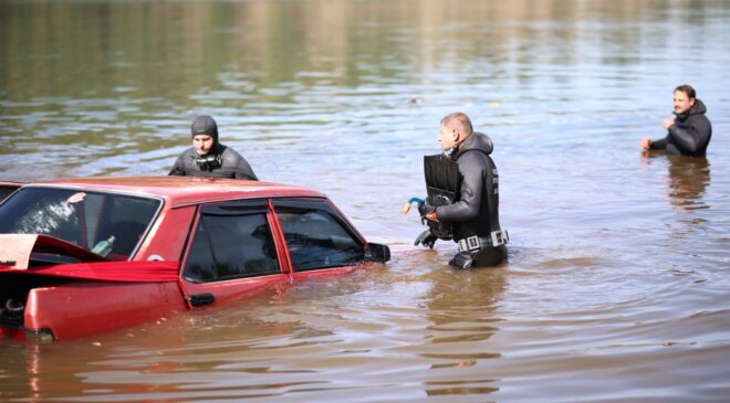 OTOMOBİLİN EL FRENİNİ UNUTAN GENÇLERİN ARACI EŞEN GÖLÜ’NE DÜŞTÜ