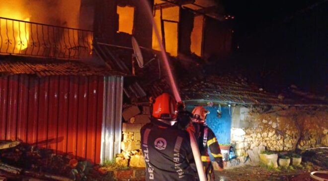 İKİ KATLI EVDE ÇIKAN YANGIN GECEYİ AYDINLATTI