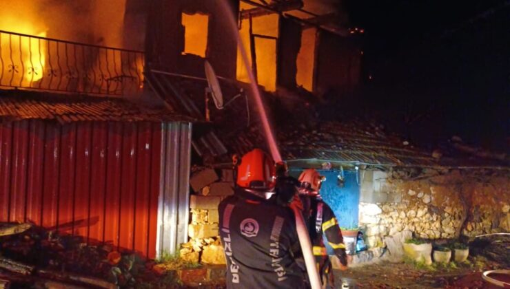 İKİ KATLI EVDE ÇIKAN YANGIN GECEYİ AYDINLATTI