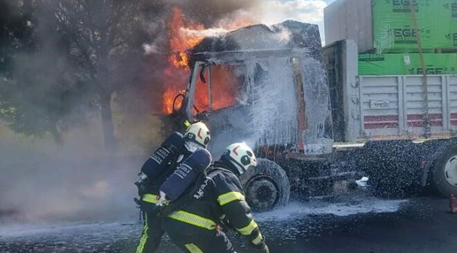 İNŞAAT MALZEMESİ YÜKLÜ TIR ALEV TOPUNA DÖNDÜ