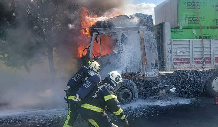 İNŞAAT MALZEMESİ YÜKLÜ TIR ALEV TOPUNA DÖNDÜ