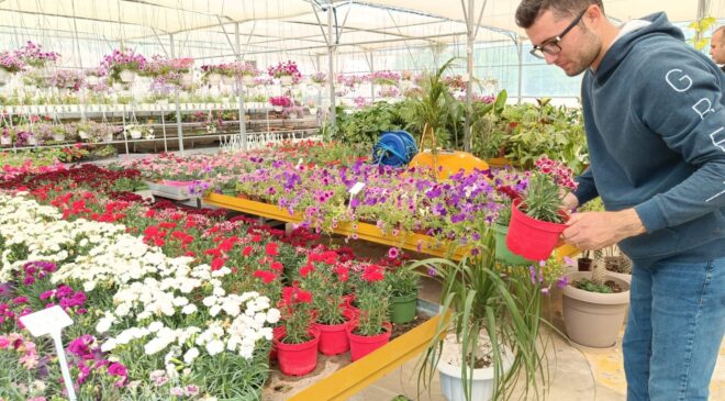 OTİZİMLİ ÇOCUKLAR 200 FARKLI TÜRDE ÇİÇEK YETİŞTİRİYOR