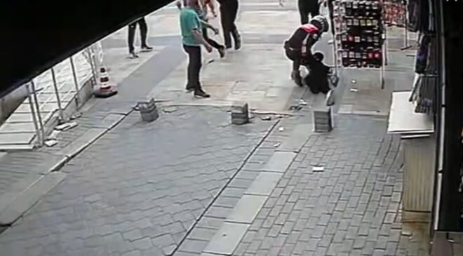 BIÇAKLI SALDIRGAN POLİSİN TEK HAMLESİYLE ETKİSİZ HALE GETİRİLDİ