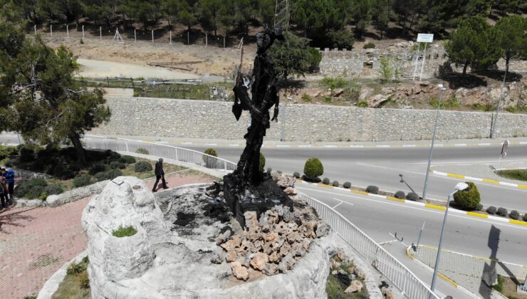 KÖPEKÇİ NURİ EFE ABİDESİNİ 13 YAŞINDAKİ ÇOCUK YAKMIŞ