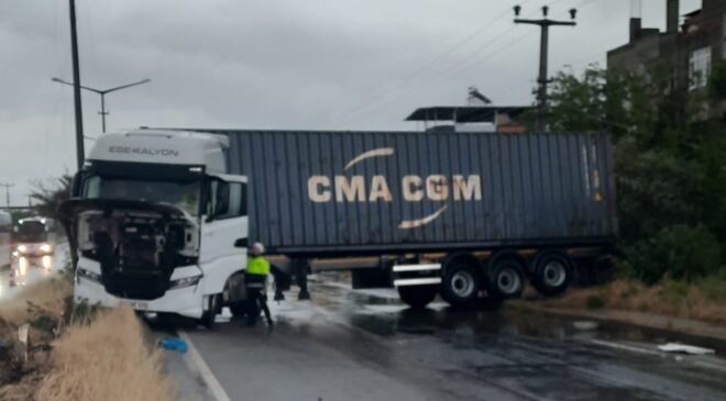 KAYGANLAŞAN YOLDA TIR YOLDAN ÇIKTI: 1 YARALI