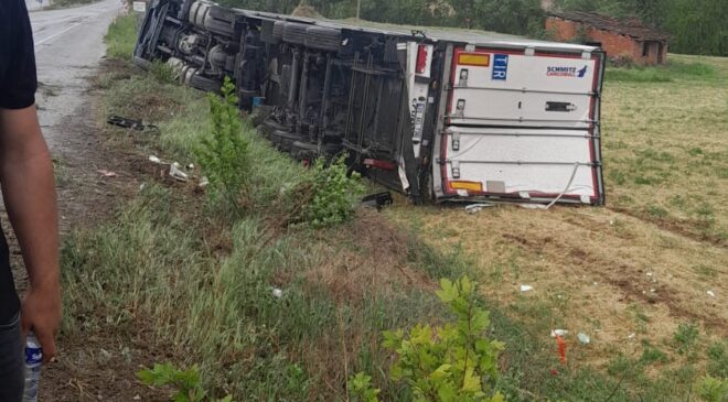 KAYGANLAŞAN YOLDAN ÇIKAN TIR KANALA DEVRİLDİ