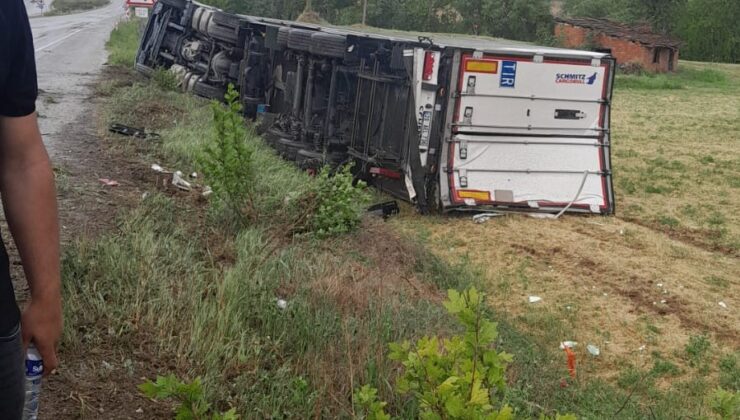 KAYGANLAŞAN YOLDAN ÇIKAN TIR KANALA DEVRİLDİ