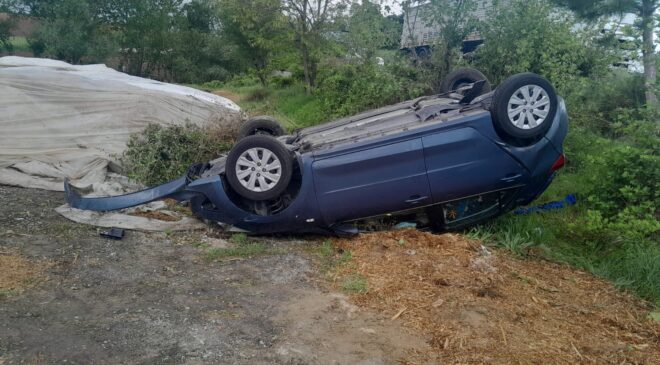 TIRIN ARKADAN ÇARPTIĞI OTOMOBİL TAKLA ATTI: 3 YARALI