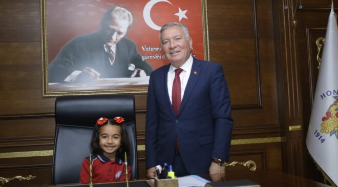 HONAZ’DA BAŞKANLIK KOLTUĞUNA MİNİK BETÜL OTURDU