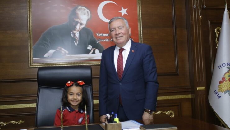 HONAZ’DA BAŞKANLIK KOLTUĞUNA MİNİK BETÜL OTURDU