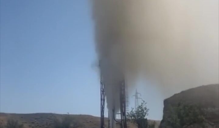 PATLAYAN BORUDAN YÜKSELEN SICAK SU KİLOMETRELERCE İLERİDEN GÖZÜKTÜ