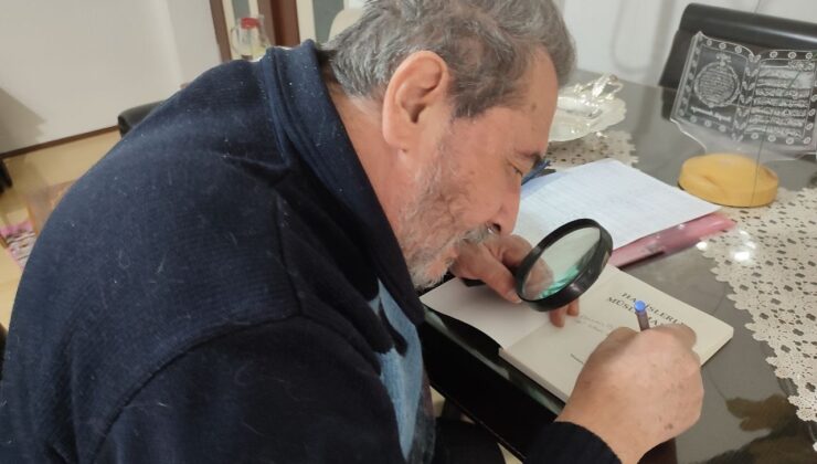 GÖZÜ GÖRMEYİNCE KİTABINI BÜYÜTEÇ YARDIMIYLA KALEME ALDI