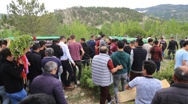MOTOSİKLET KAZASINDA HAYATINI KAYBEDEN İKİ GENÇ YAN YANA TOPRAĞA VERİLDİ