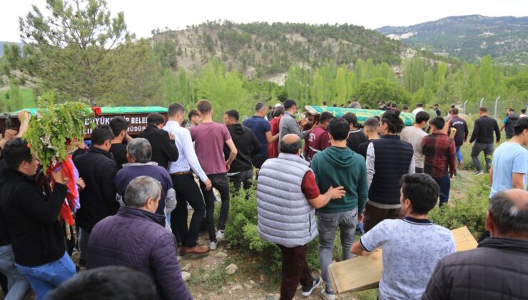 MOTOSİKLET KAZASINDA HAYATINI KAYBEDEN İKİ GENÇ YAN YANA TOPRAĞA VERİLDİ