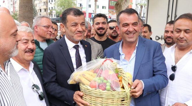 DENİZLİ’DE 2 BİN KİŞİYE ÜCRETSİZ MEYVE DAĞITILDI