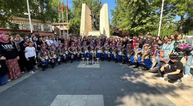 DENİZLİ’NİN HALK OYUNLARI ŞAMPİYONLARI COŞKUYLA KARŞILADI