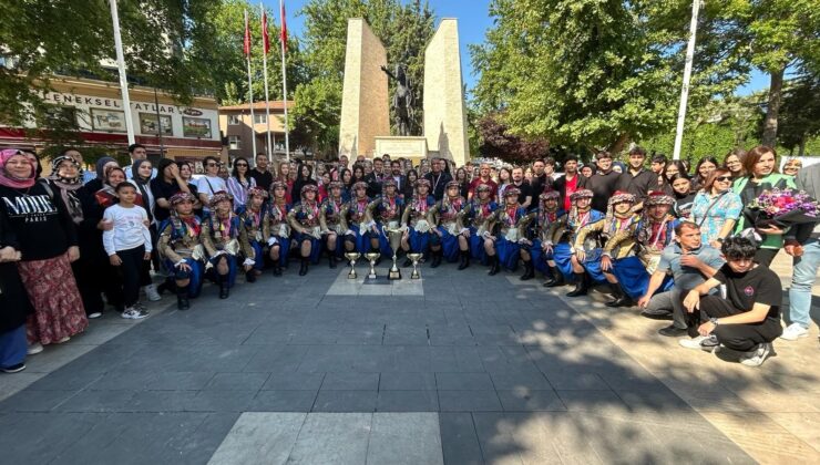 DENİZLİ’NİN HALK OYUNLARI ŞAMPİYONLARI COŞKUYLA KARŞILADI