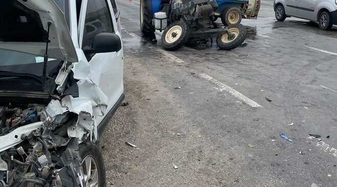 4 ARACIN KARIŞTIĞI KAZADA TRAKTÖR ORTADAN 2’YE BÖLÜNDÜ