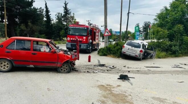 İKİ OTOMOBİLİN ÇARPIŞTIĞI KAZADA 1 KİŞİ ÖLDÜ, 2 KİŞİ YARALANDI