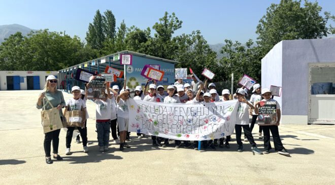 ATIK GETİRME MERKEZİ’NDE GERİ DÖNÜŞÜMÜ ÖĞRENİYORLAR