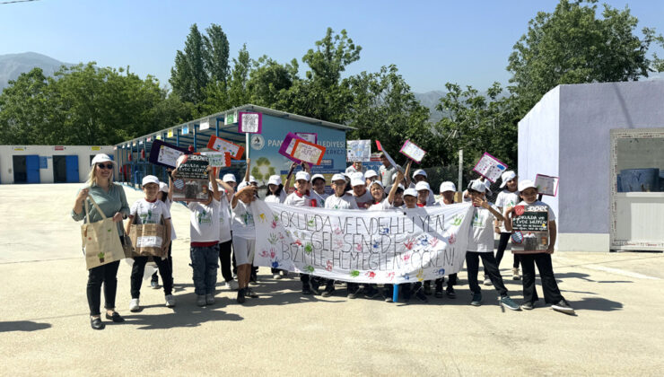 ATIK GETİRME MERKEZİ’NDE GERİ DÖNÜŞÜMÜ ÖĞRENİYORLAR