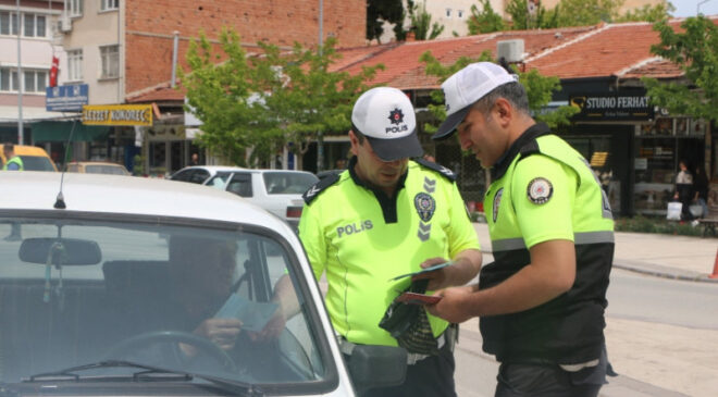 TRAFİK EKİPLERİ CUMHURİYET MEYDANINDA UYGULAMA YAPTI