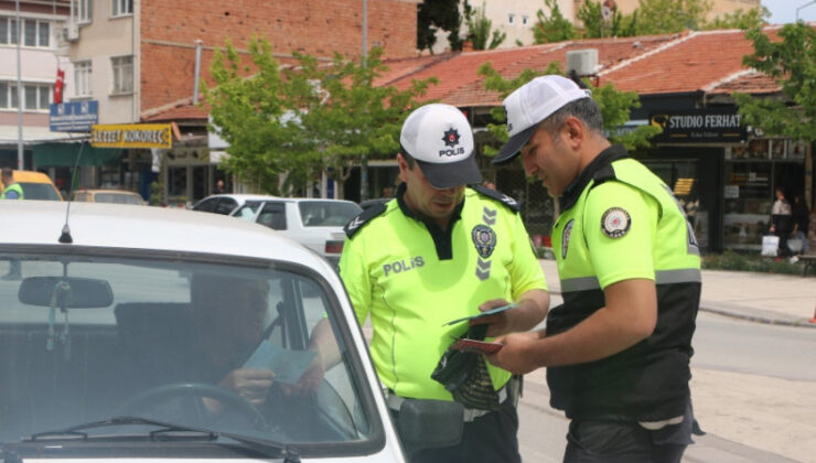 TRAFİK EKİPLERİ CUMHURİYET MEYDANINDA UYGULAMA YAPTI