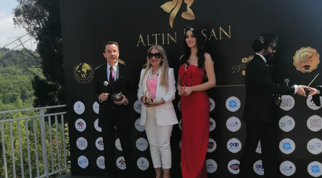 PAÜ’LÜ AKADEMİSYEN’E ‘AKADEMİK ALTIN KALEM ÖDÜLÜ’