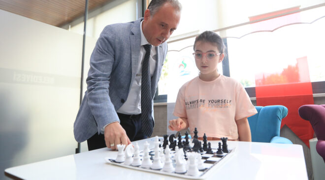 PAMUKKALE’DE ÇOCUKLAR BABALARIYLA SATRANÇ OYNADI