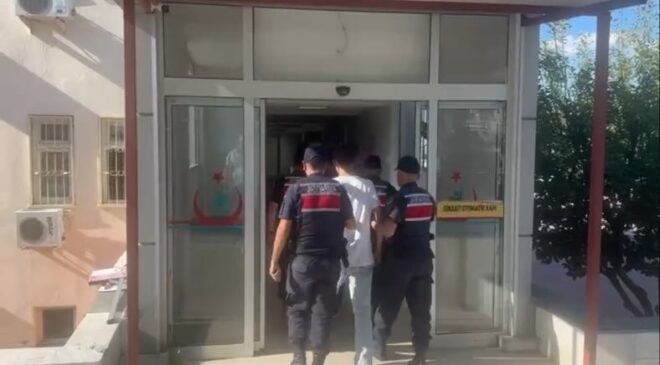 HUSUMETLİSİNİN EVİNİ KURŞUNLAYAN SALDIRGANI KIYAFETİNE YAPIŞAN OT ELE VERDİ