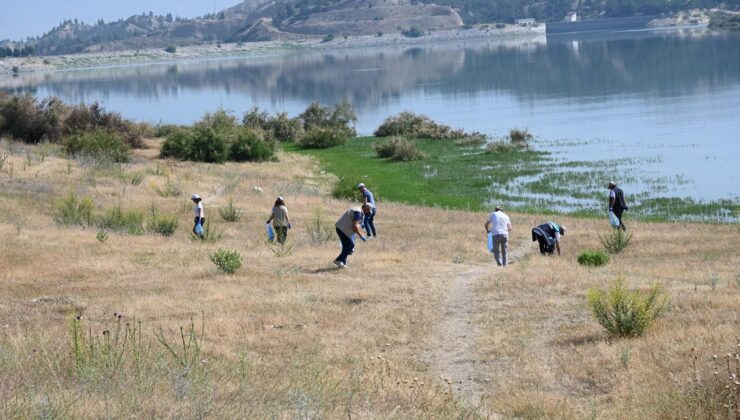 TARIM VE ORMAN MÜDÜRLÜĞÜ PERSONELİ BARAJ GÖLÜNÜ TEMİZLEDİ