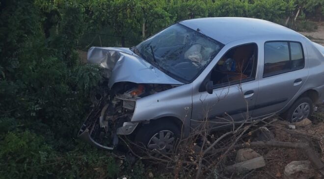 KONTROLDEN ÇIKAN OTOMOBİL ŞARAMPOLE DEVRİLDİ: 3 YARALI