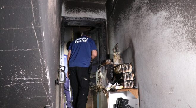 KAPI TUTUŞUNCA İÇERİDE MAHSUR KALAN 4 KİŞİ İÇİN ÖLÜM KALIM SAVAŞI VERİLDİ
