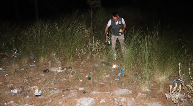 ORMAN GÖNÜLLÜSÜ MUHTAR, GECE VAKTİ ORMANDA YANGIN NÖBETİ TUTUYOR