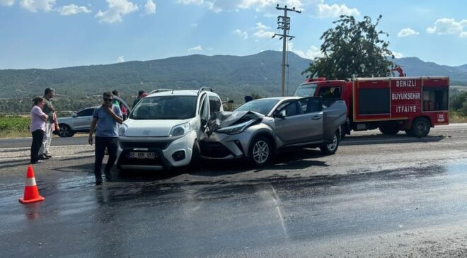 AYNI YÖNE GİDEN 2 OTOMOBİL ÇARPIŞTI 6 YARALI
