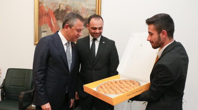 BAŞKAN TATIK, GENEL BAŞKAN ÖZEL’E MEŞHUR TAVAS BAKLAVASI GÖTÜRDÜ