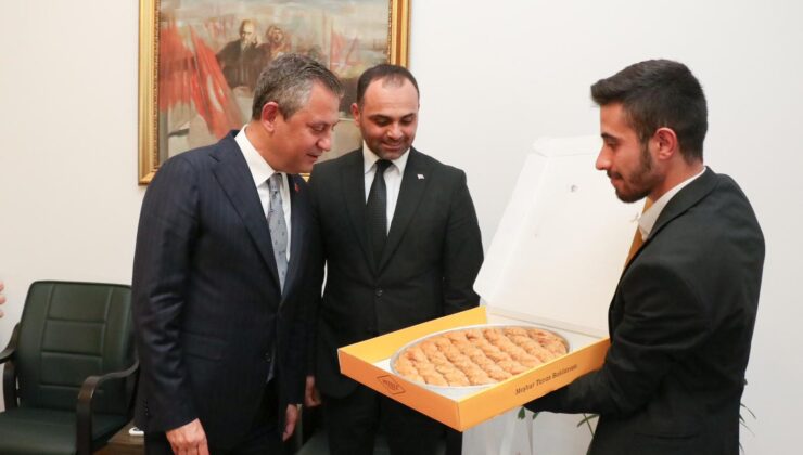 BAŞKAN TATIK, GENEL BAŞKAN ÖZEL’E MEŞHUR TAVAS BAKLAVASI GÖTÜRDÜ